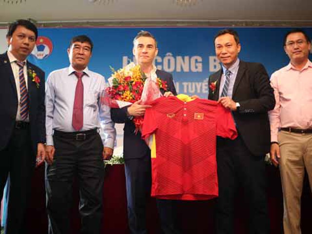 HLV Miguel Rodrigo trong buổi lễ ra mắt. Ảnh: Quang Liêm