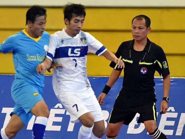 Trọng tài Trần Mạnh Sơn khiến futsal Việt Nam bỗng dưng dậy sóng những ngày qua. Ảnh: QT