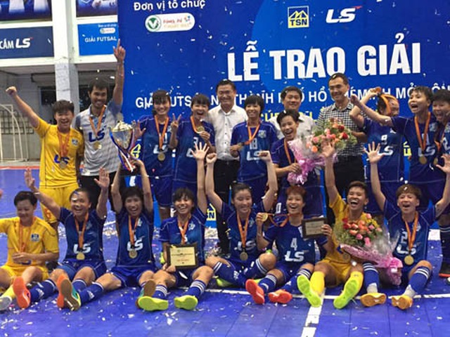 Đội nữ Quận 8 vô địch giải futsal LS mở rộng lần thứ 7. Ảnh: Bình Minh