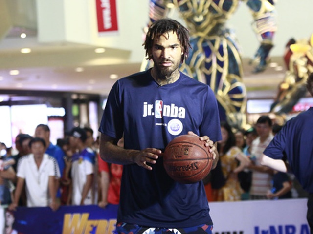 Ngôi sao NBA Willie Cauley huấn luyện bóng rổ cho trẻ em Việt Nam. Ảnh: Bình Minh