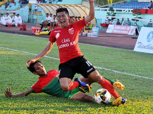 Long An bị Bình Phước ngáng chân chiều 14-4. Ảnh: Anh Tuấn