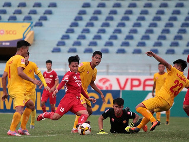 Cầu thủ nhỏ con Quang Hải lập cú đúp giúp Viettel đánh bại Công an nhân dân vòng 11. Ảnh: VPF 