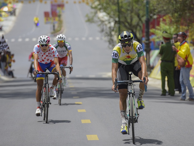 Javier cán đích trước Phan Hoàng Thái, 2 tay đua đang cạnh tranh quyết liệt chiếc Áo vàng danh giá. Ảnh: BM lấy Áo vàng