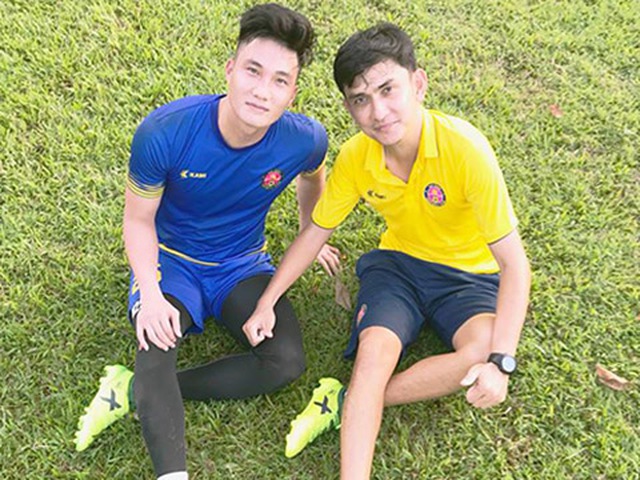 HLV Tuấn Phong (phải) cùng học trò Văn Hoàng ở U23 Việt Nam. Ảnh: TP