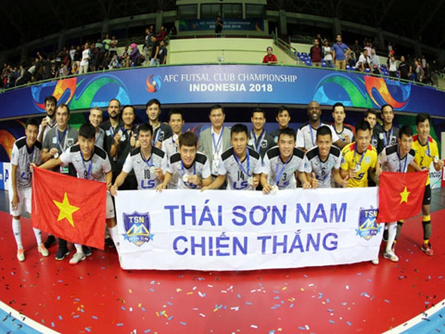 Dù thua chung kết nhưng các cầu thủ Thái Sơn Nam đã là những người hùng của futsal Việt Nam. Ảnh: Anh Lập