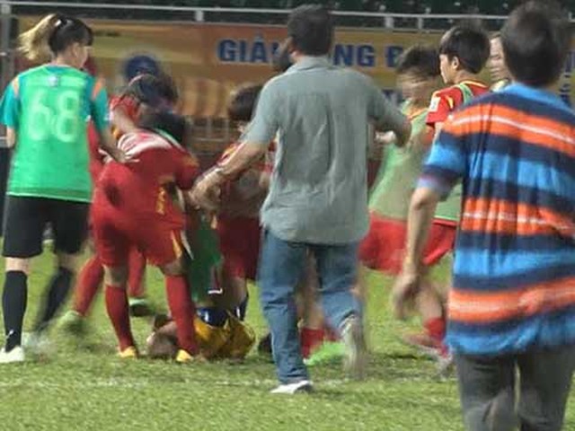 Một cầu thủ Than khoáng sản Việt Nam nhận đòn hội đồng sau hành động quá khích với cầu thủ chủ nhà. Ảnh: Clip 
