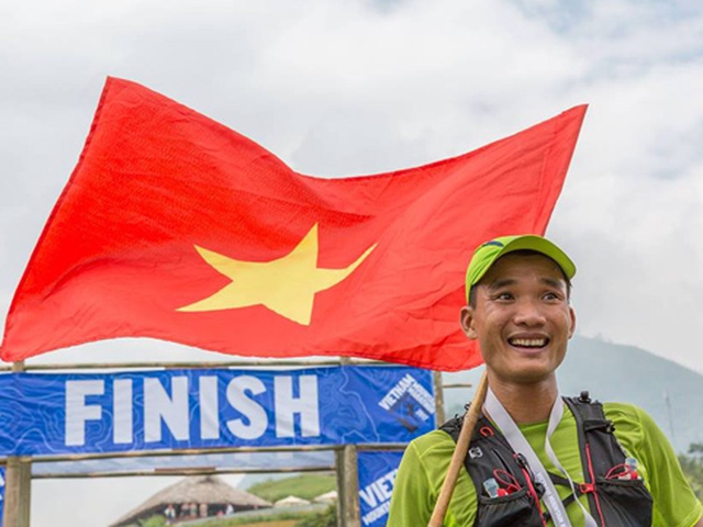 Duy Quang mang lá cờ Việt Nam ở UTMB. Ảnh: DQ