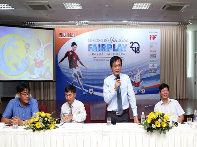 Phó Tổng Biên tập báo Pháp Luật TP.HCM Nguyễn Đức Hiển - Trưởng BTC giải Fair Play 2018 trả lời báo chí tại lễ công bố giải. Ảnh: HG 