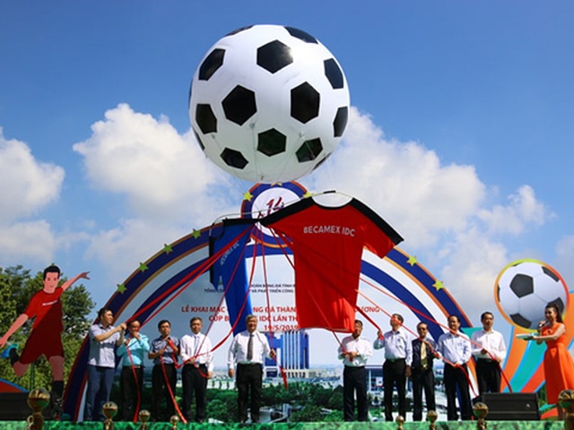 Giải bóng đá phong trào lớn nhất Việt Nam vừa được khai mạc ở Bình Dương sáng 19/5. Ảnh: ĐV