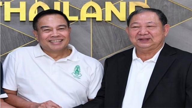 Chủ tịch FAT Somyot (trái) tuyên bố ngừng trả lương cho khoảng 70 nhân viên Liên đoàn bóng đá do ảnh hưởng của Covid-19 