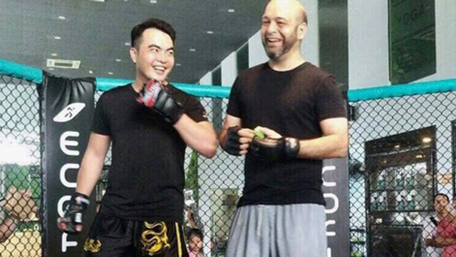 Flores (phải) từng đánh bại Lưu Cường năm ngoái và muốn xem Lưu Cường đấu lại với võ sư Nam Anh Kiệt