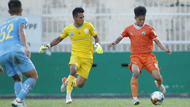 Hữu Thắng (cam) chơi thăng hoa góp công lớn đưa Bình Định đến gần V-League 2021. Ảnh: VPF