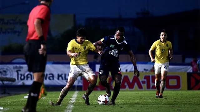 Thái Lan (vàng) thua CLB hạng 2 Thai League chiều tối 10-10 sau trận thuỷ chiến
