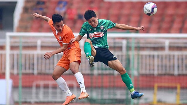 TPHCM (xanh) thua tân binh V-League 2021 Topenland Bình Định 0-2 chiều 29-12. Ảnh: TPHCM