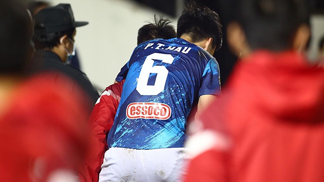 Thanh Hậu phải nhờ người cõng sau chấn thương ở trận thua SHB Đà Nẵng vòng 1 V-League 2021. Ảnh: TPHCM