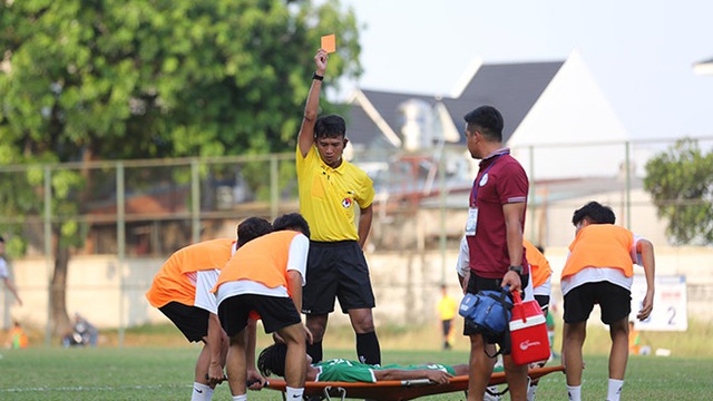 Trọng tài Nguyễn Minh Tuấn rút thẻ đỏ đuổi cầu thủ Sài Gòn FC trận này. Ảnh: Khả Hoà