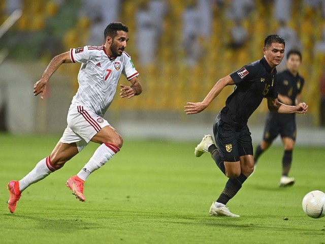 Ali Mabkhout sẽ bất ngờ lùi sâu để tăng tốc nhận bóng trước các trung vệ, Tấn Trường cần phán đoán sớm để chỉ huy hàng thủ bắt bài. Ảnh: UAE