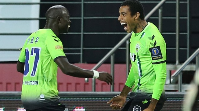 Tiền đạo Gustavo (phải) không kịp góp mặt ở lượt đi bảng H AFC Champions League 2022. Ảnh: JHM