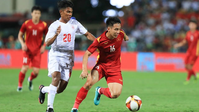 Hùng Dũng có pha dứt điểm đẳng cấp để đưa U23 Việt Nam vượt khó tối 13-5. Ảnh: Hoàng Linh