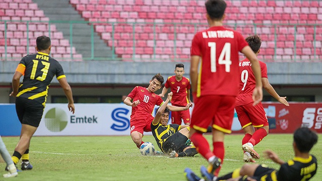 Đội trưởng Văn Khang bị U19 Malaysia nhận diện và phong toả toàn diện. Ảnh: VFF