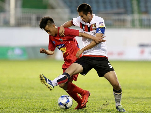 Thể hình vượt trội giúp U19 Seoul đánh bại U19 HAGL (đỏ). Ảnh: Anh Lập