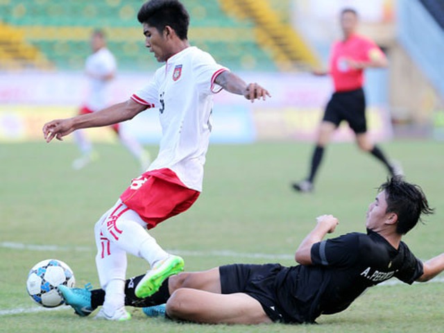 U21 Thái Lan (áo đen) ngã đau trước U21 Myanmar ở lượt trận 2 chiều 14/12. Ảnh: Anh Lập