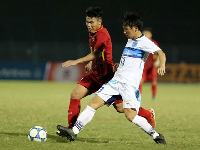 Nỗ lực của Bảo Toàn (áo đỏ) là không đủ giúp U19 Việt Nam thoát khỏi trận thua đầu tiên ở giải năm nay. Ảnh: Anh Lập