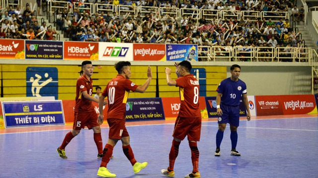   Futsal Việt Nam thắng 'hai trận tennis' trước Philippines