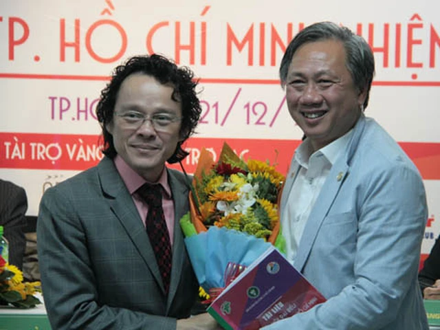 Ông Mai Bá Hùng (phải) tặng hoa cho Chủ tịch Nguyễn Phương Nam trong ngày đắc cử Chủ tịch Liên đoàn cầu lông TP.HCM. Ảnh: Bình Minh