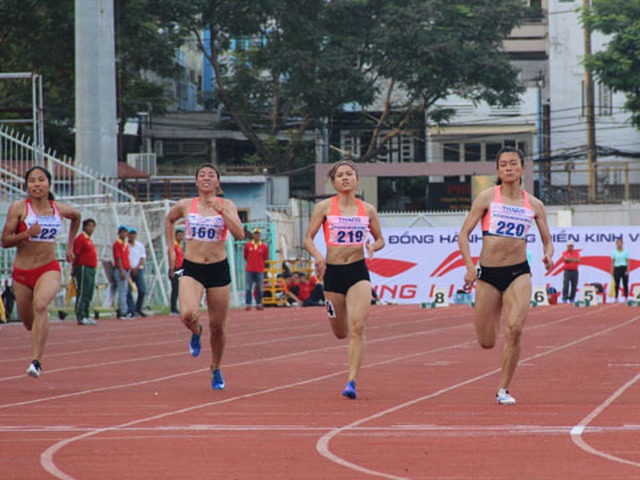 Lê Tú Chinh (phải) cũng là VĐV được khen thưởng. Ảnh: B.M