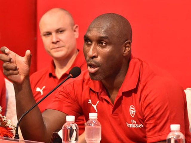 Sol Campbell sẽ cân nhắc nếu nhận được lời mời sang Việt Nam làm việc. Ảnh: Duy Anh