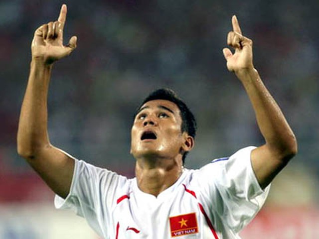 Thanh Bình ăn mừng bàn thắng vào lưới Qatar năm 2007