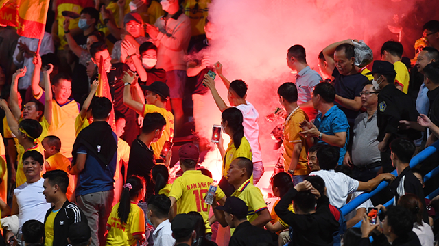 Nam Định vùng lên trước Hà Nội FC, cổ động viên đốt pháo sáng trên sân Hàng Đẫy
