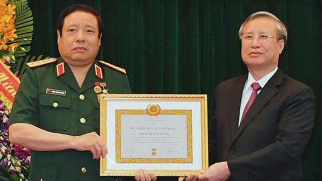 Trao Huy hiệu 50 năm tuổi Đảng tặng Đại tướng Phùng Quang Thanh và Huy hiệu 45 năm tuổi Đảng tặng Đại tướng Ngô Xuân Lịch