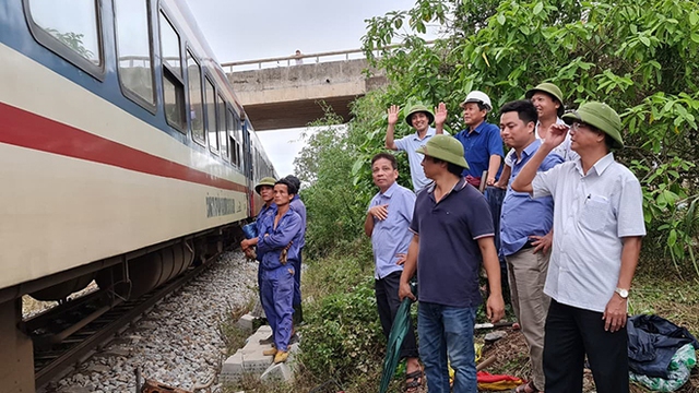 Đường sắt Bắc - Nam thông tuyến, sẵn sàng vận chuyển miễn phí hàng cứu trợ