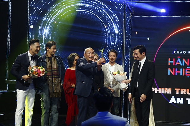 VTV Awards 2021, Mưa lũ lịch sử miền Trung, Hương vị tình thân, Ấn tượng VTV, Phim truyền hình ấn tượng Hương vị tình thân, Hồng Diễm, Mạnh Trường, BTV Tuấn Dương