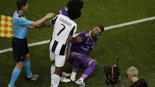 Sergio Ramos làm 'kịch sĩ', Juan Cuadrado dính thẻ đỏ OAN UỔNG 