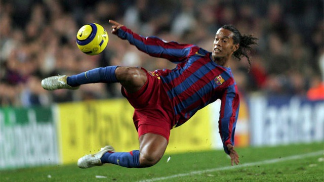 Ronaldinho scoring a free kick | Wallpapers.ai