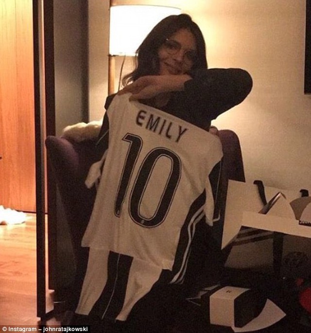 Siêu mẫu nội y Emily Ratajkowski, Alisson, Juventus, AS Roma, Liverpool, ảnh nóng của Emily Ratajkowski, vẻ đẹp của Emily Ratajkowski