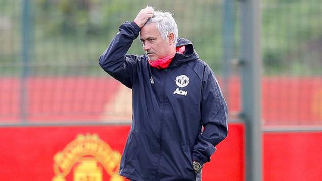 CẬN CẢNH: Mourinho đăm chiêu và xa lánh học trò trong buổi tập mới nhất cùa M.U