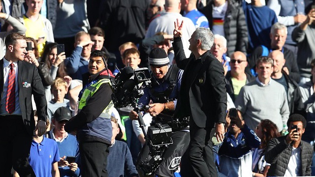 M.U: Mourinho lại giơ 3 ngón tay lên sau khi bị CĐV Chelsea la ó