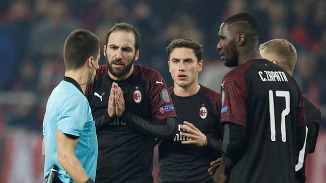 AC Milan bất ngờ bị Olympiakos loại khỏi Europa League dù nắm lợi thế lớn