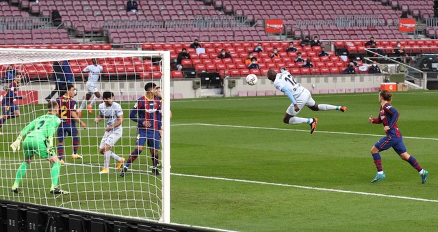 Barcelona 2-2 Valencia. Ket qua bong da La Liga. Messi san bằng kỷ lục của Pele