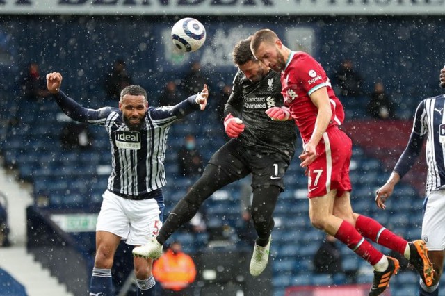 Liverpool, West Brom 1-2 Liverpool, Alisson ghi bàn, thủ môn Liverpool ghi bàn, kết quả bóng đá Anh, bảng xếp hạng Ngoại hạng Anh, cuộc đua top 4 ngoại hạng Anh