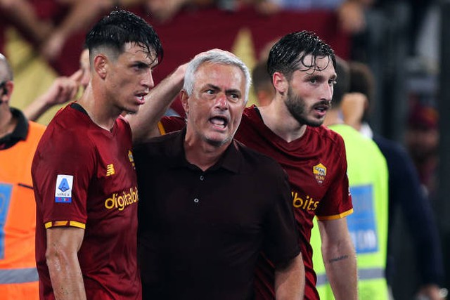 ket qua bong da, ket qua bong da Ý, Roma 2-1 Sassuolo, Mourinho, Mourinho ăn mừng, Roma, Sassuolo, bảng xếp hạng bóng đá Ý, lịch thi đấu bóng đá Ý hôm nay