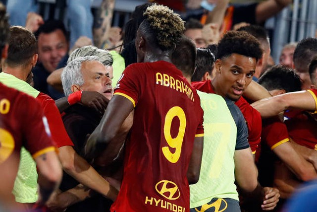 ket qua bong da, ket qua bong da Ý, Roma 2-1 Sassuolo, Mourinho, Mourinho ăn mừng, Roma, Sassuolo, bảng xếp hạng bóng đá Ý, lịch thi đấu bóng đá Ý hôm nay