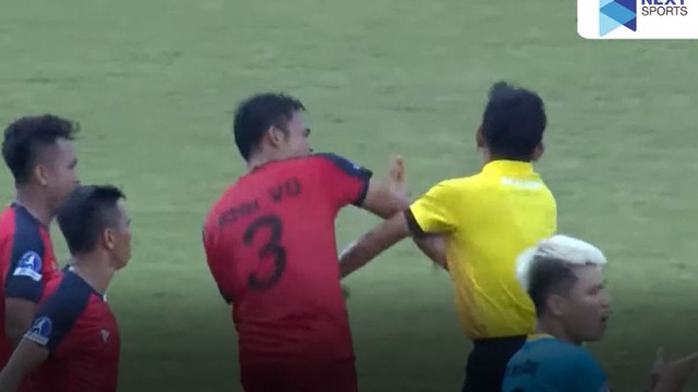 VIDEO cầu thủ Bình Thuận đấm thẳng mặt trọng tài ngay trên sân