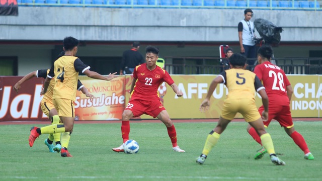 U19 Việt Nam thắng đậm Brunei để lên đầu bảng dù thủ môn bị đuổi