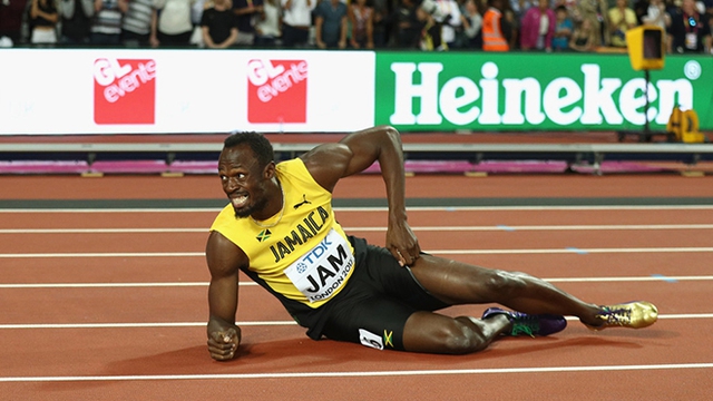 Usain Bolt chấn thương, lê lết về đích ở lần chạy cuối cùng trong sự nghiệp