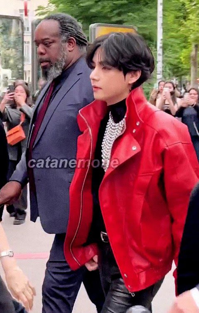 BTS, BTS tin tức, BTS thành viên, Kpop, ARMY, V, V BTS, BTS V, BTS youtube, BTS ảnh, ảnh BTS, BTS photo, BTS Paris, BTS Pháp, Celine, V Celine, BTS Celine, BTS visual